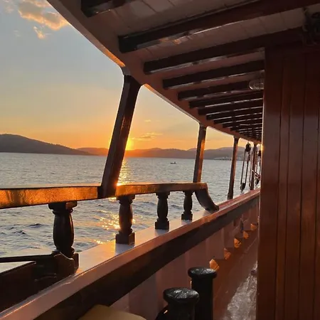 Botel Elena - Boat For 7 Days Charter
